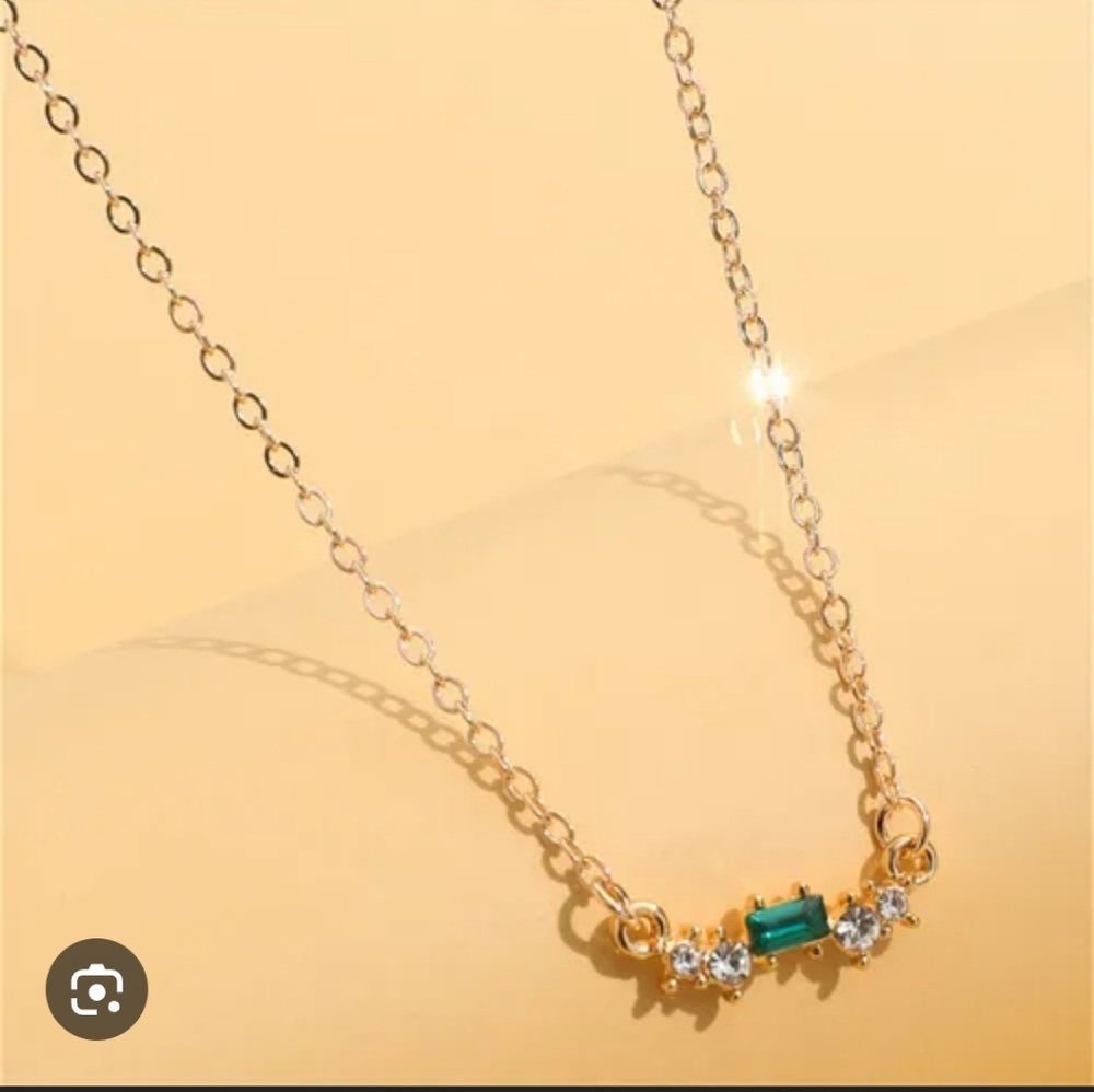 Elegant Gold and Green Gem Stone Necklace